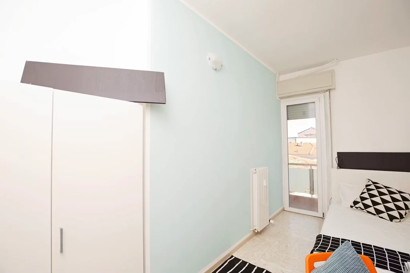 Habitación estudiantil funcional perfecta para estudiar en 