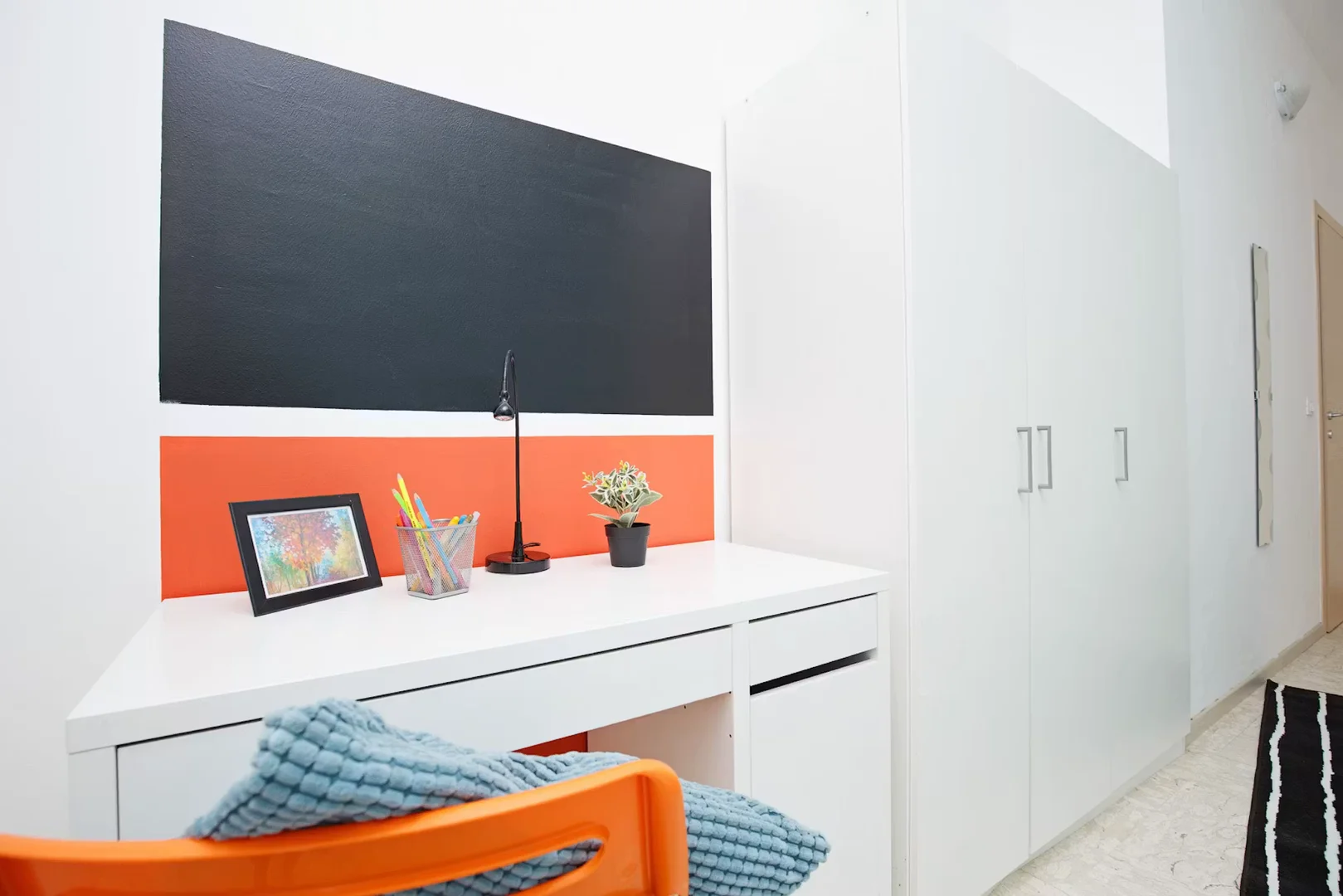 Student-friendly room in with modern amenities