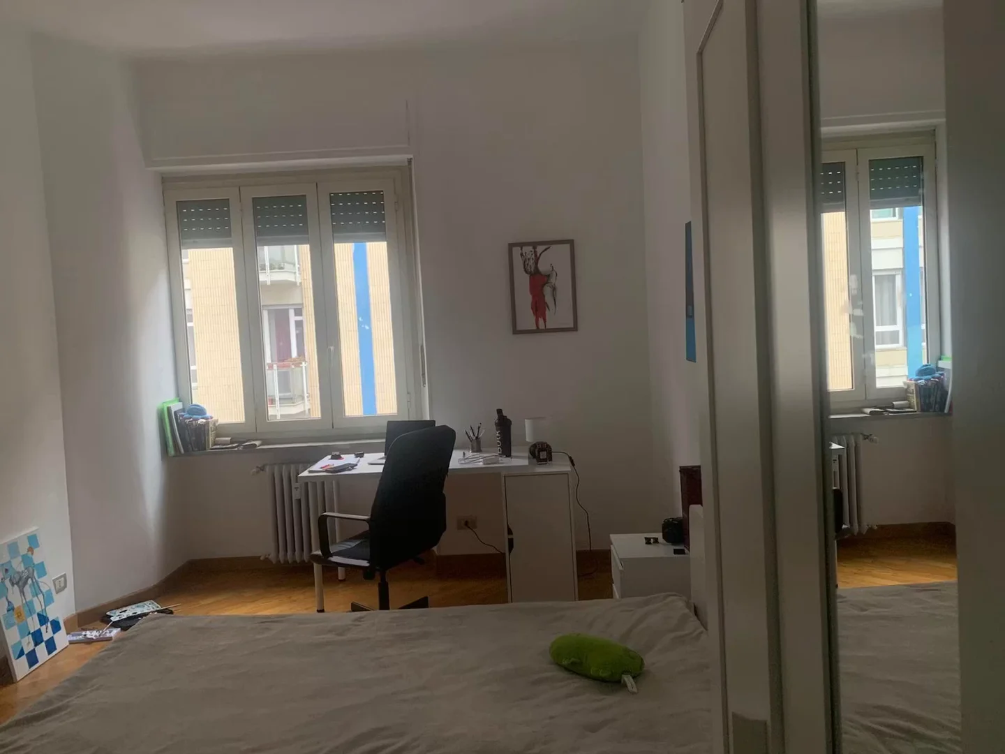 Chambre d'étudiant à  avec espace d'étude et installations communes