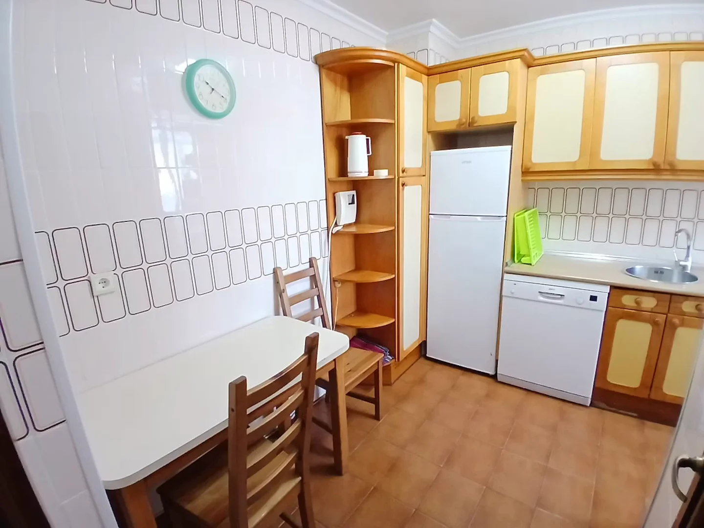 Bright and airy student room with easy university access in 
