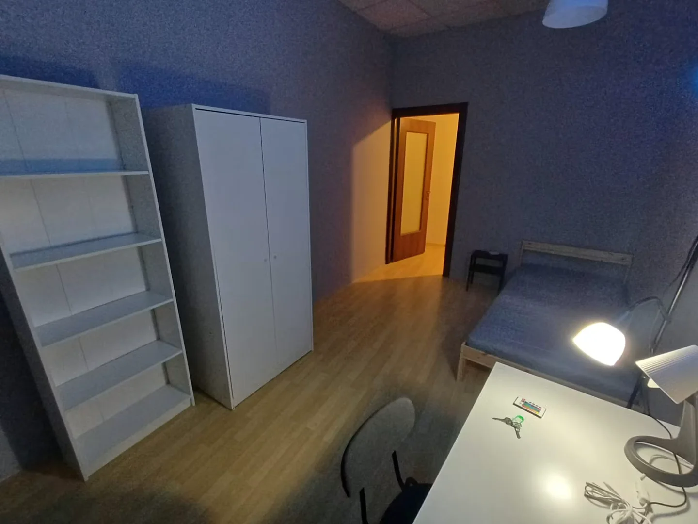 'da üniversiteye kolay erişime sahip aydınlık ve havadar öğrenci odası