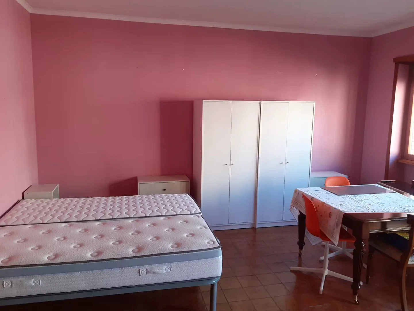 Habitación acogedora para estudiantes disponible en
