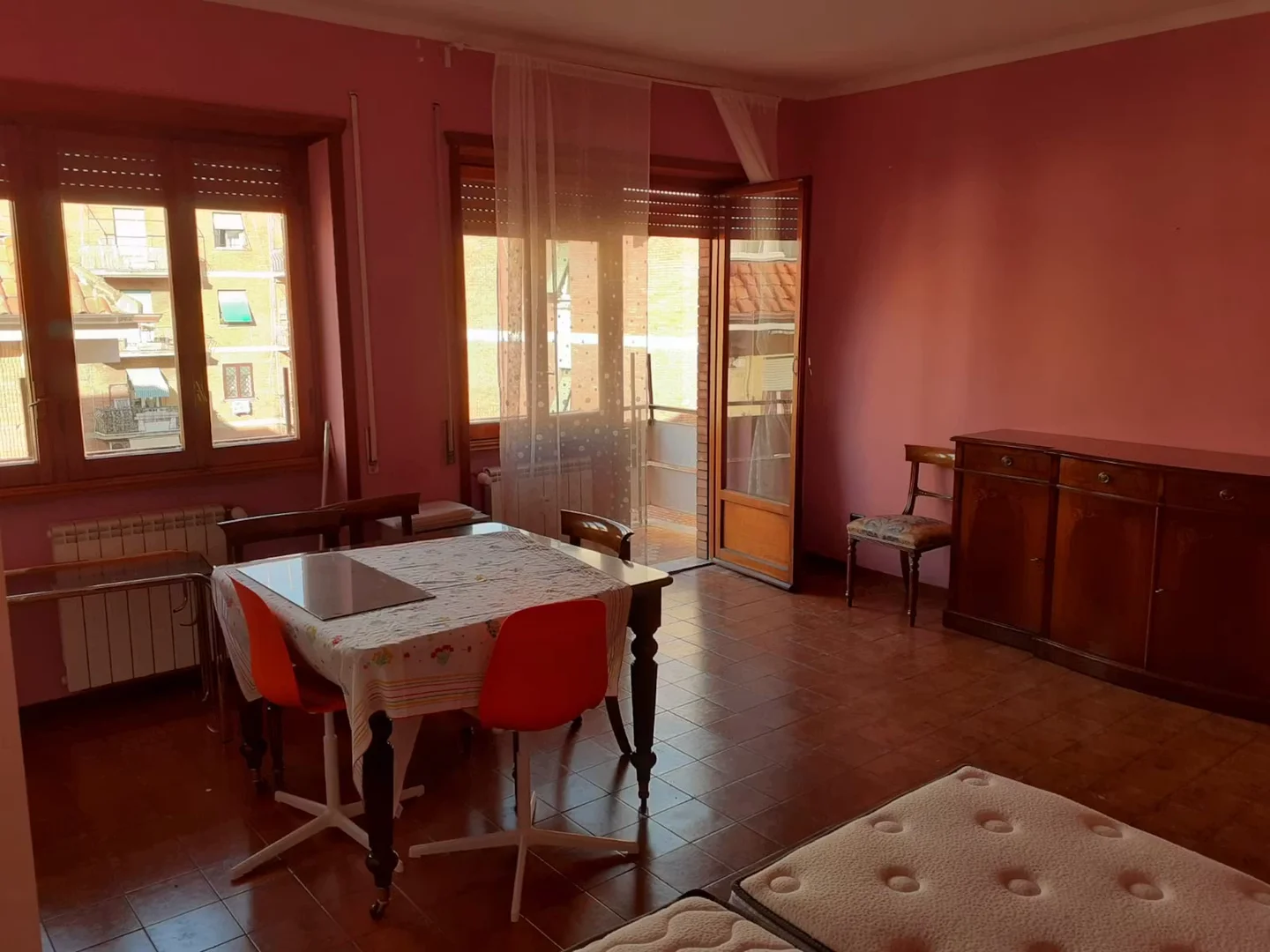 Habitación estudiantil económica cerca del campus en