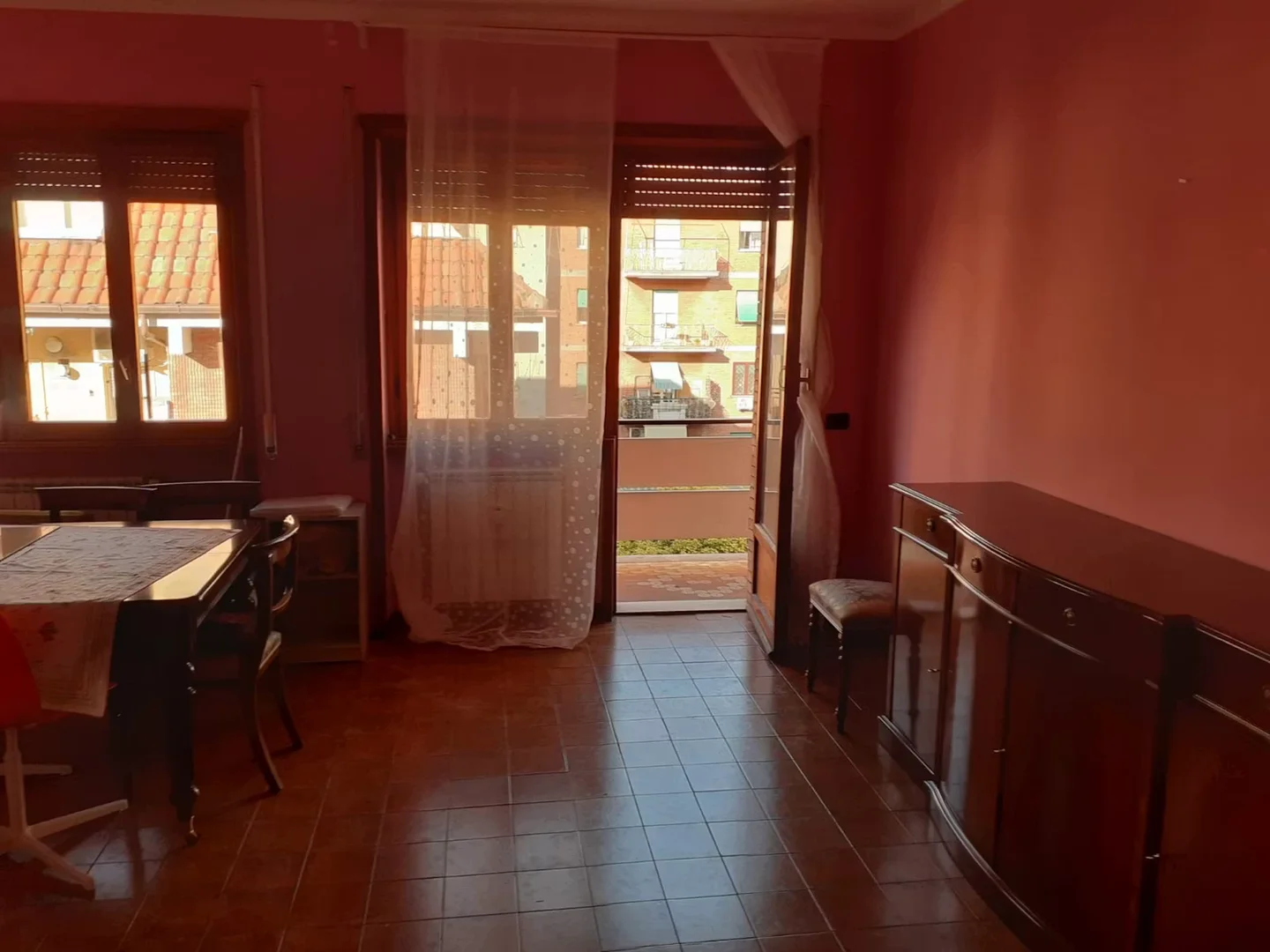 Habitación estudiantil funcional perfecta para estudiar en
