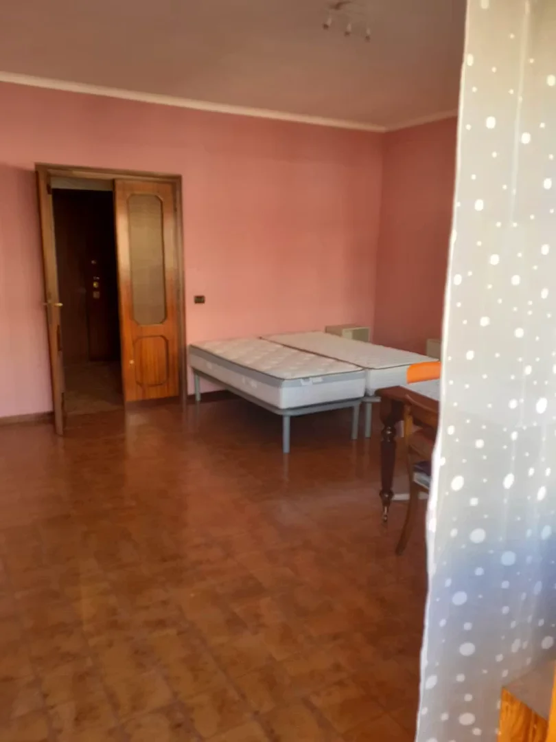 Habitación acogedora para estudiantes disponible en