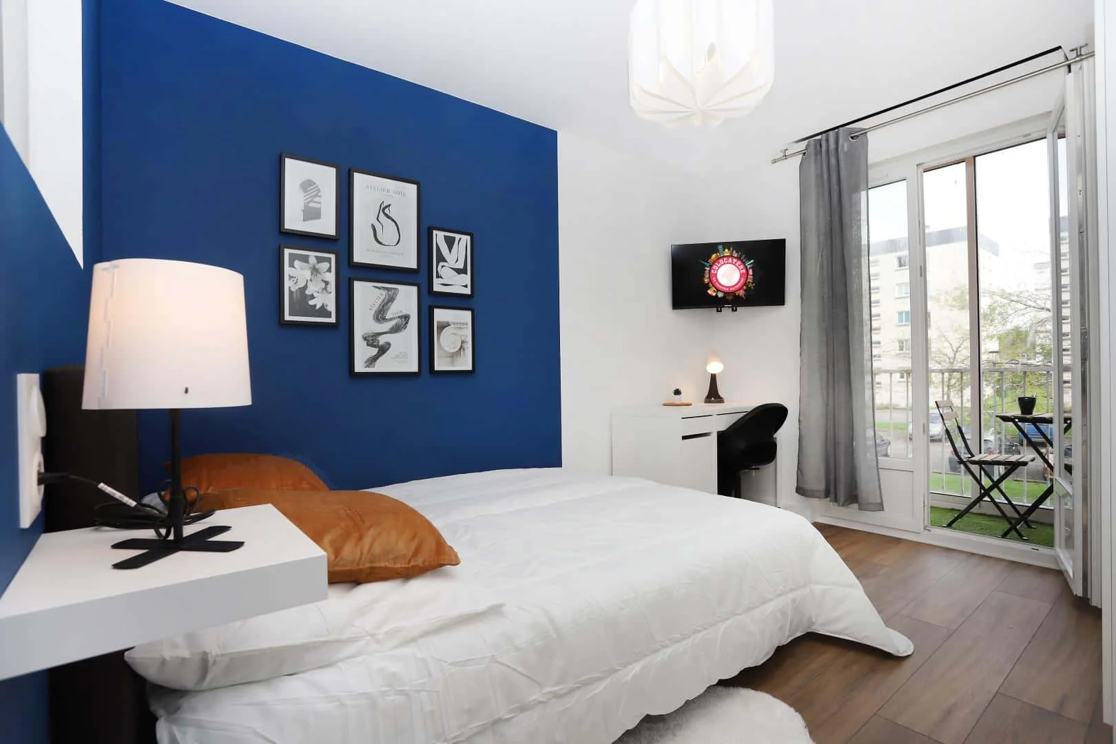 Student-friendly room in  with modern amenities