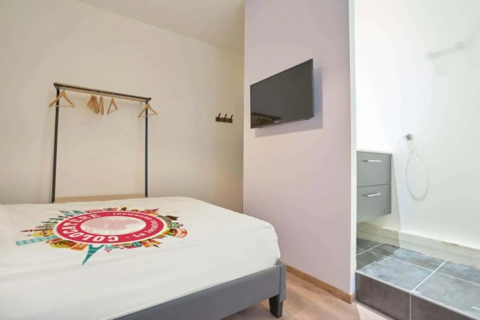 Habitación estudiantil luminosa y aireada con fácil acceso a la universidad en 