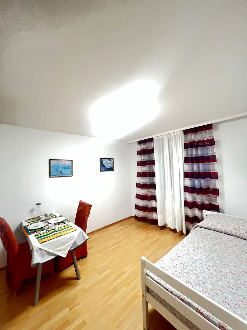Bright and airy student room with easy university access in 