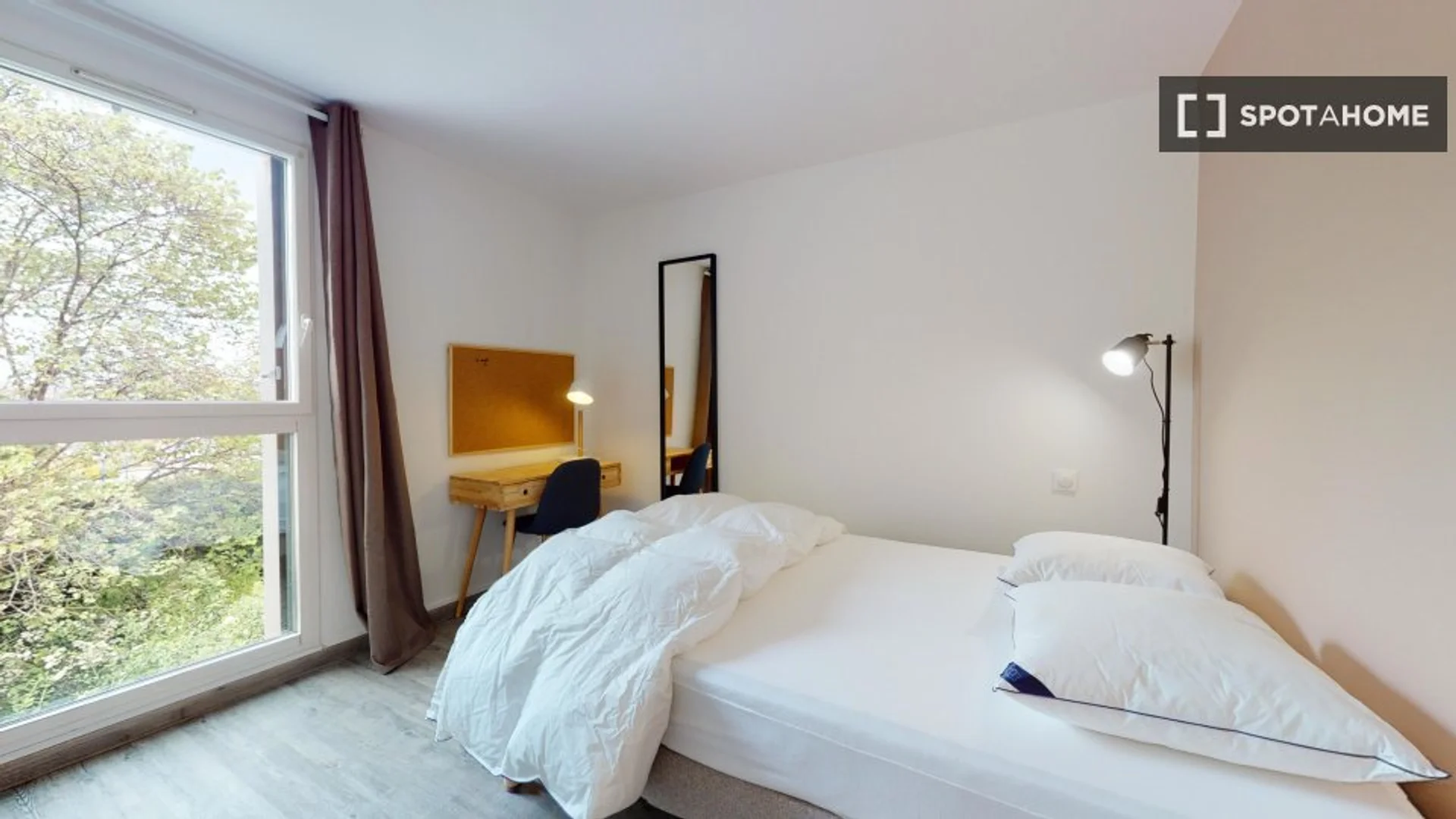 Chambre confortable pour étudiants disponible dans 