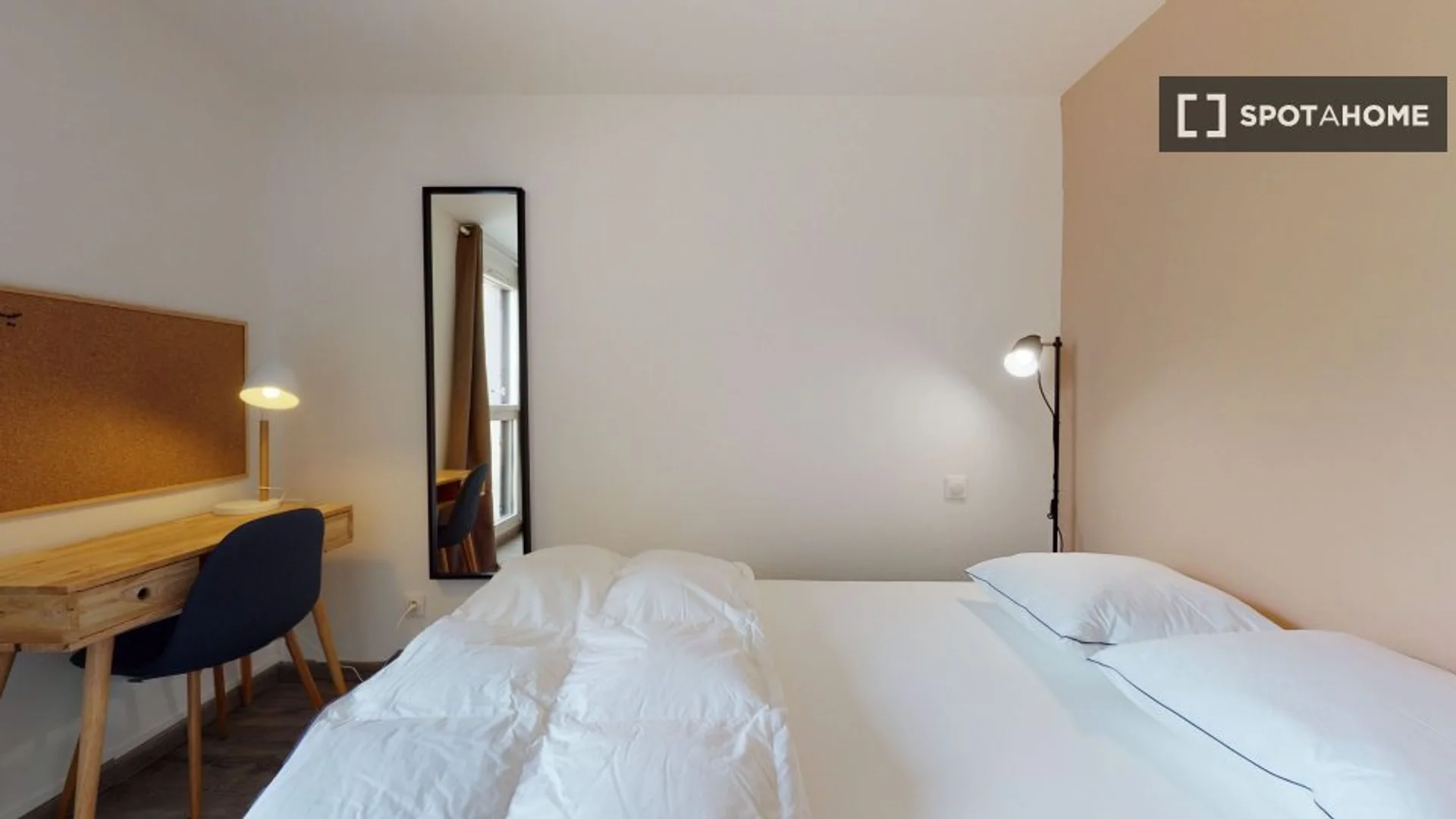Chambre abordable pour les étudiants avec un bon éclairage dans 