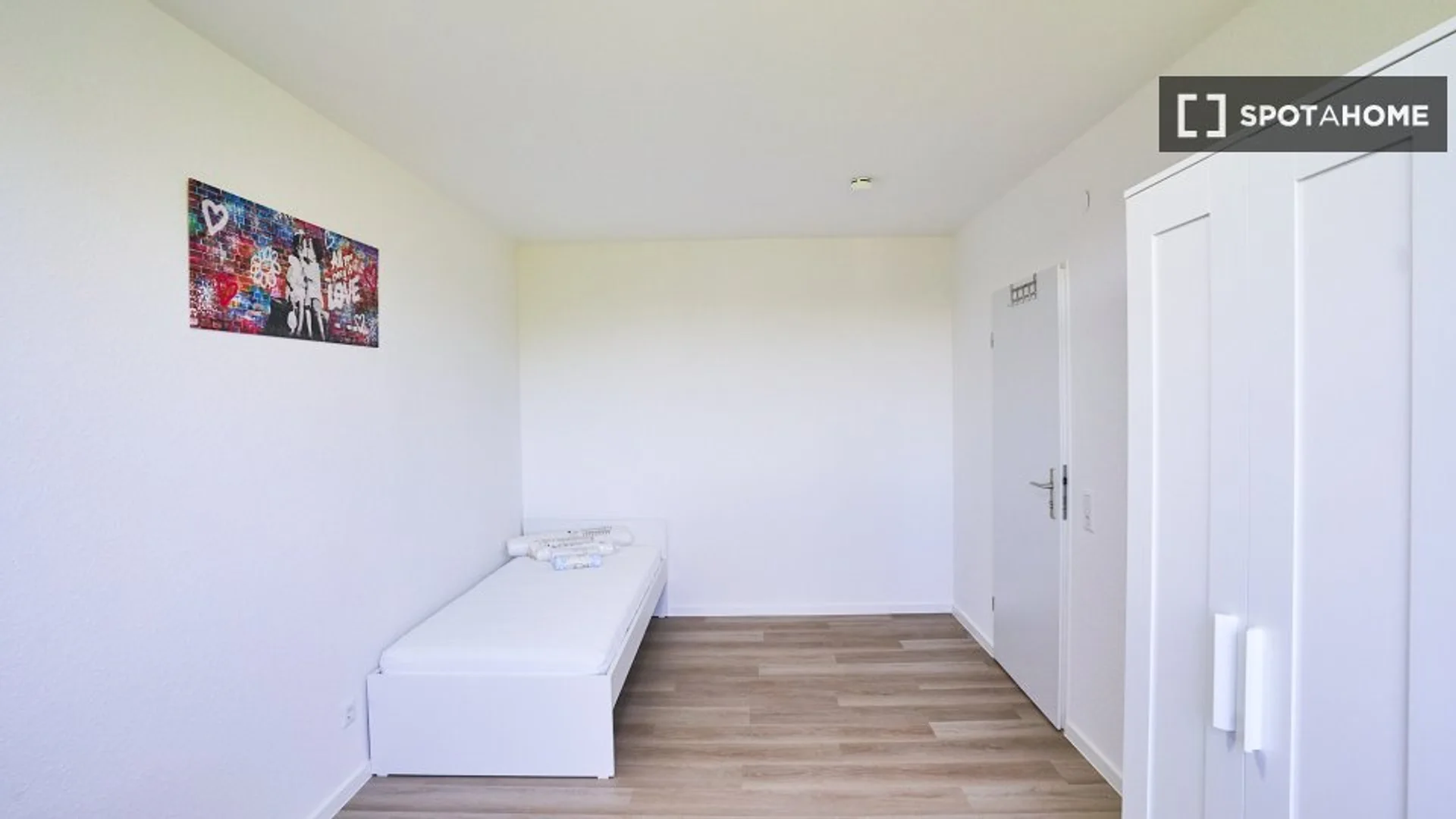 Habitación estudiantil funcional perfecta para estudiar en