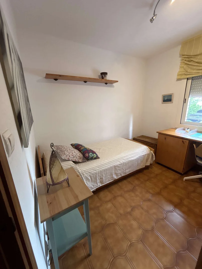 Habitación estudiantil económica con ubicación conveniente en 