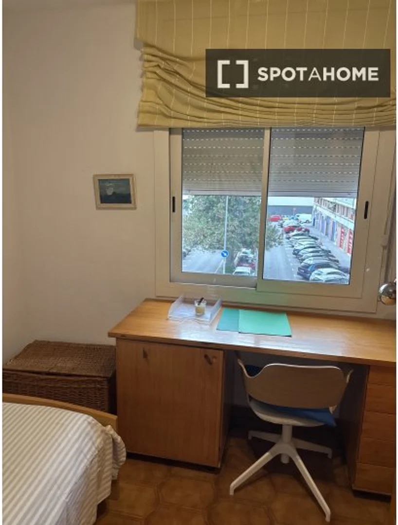 Habitación estudiantil funcional perfecta para estudiar en 
