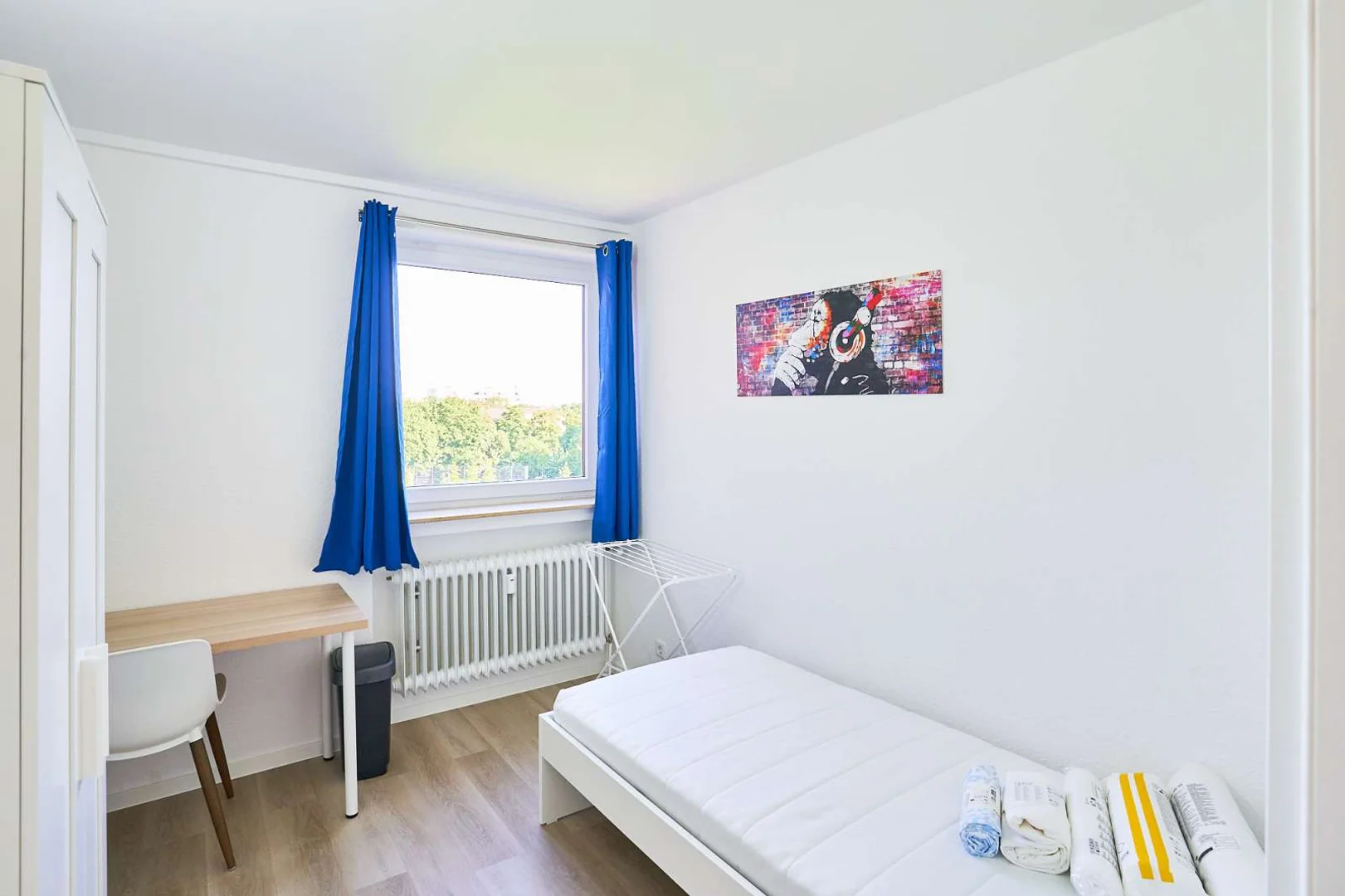 Studentenzimmer in  mit Arbeitsbereich und Gemeinschaftseinrichtungen