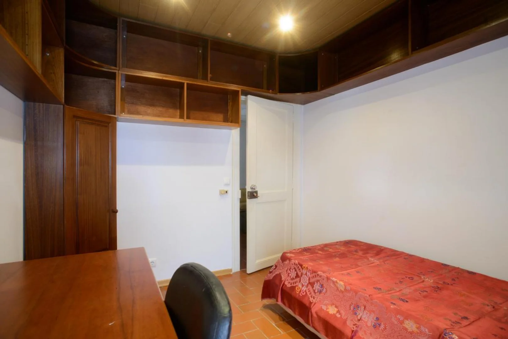 Quarto de estudante económico com localização conveniente em 