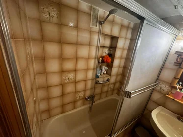 Private room at Calle de la industria, image 24 of 24