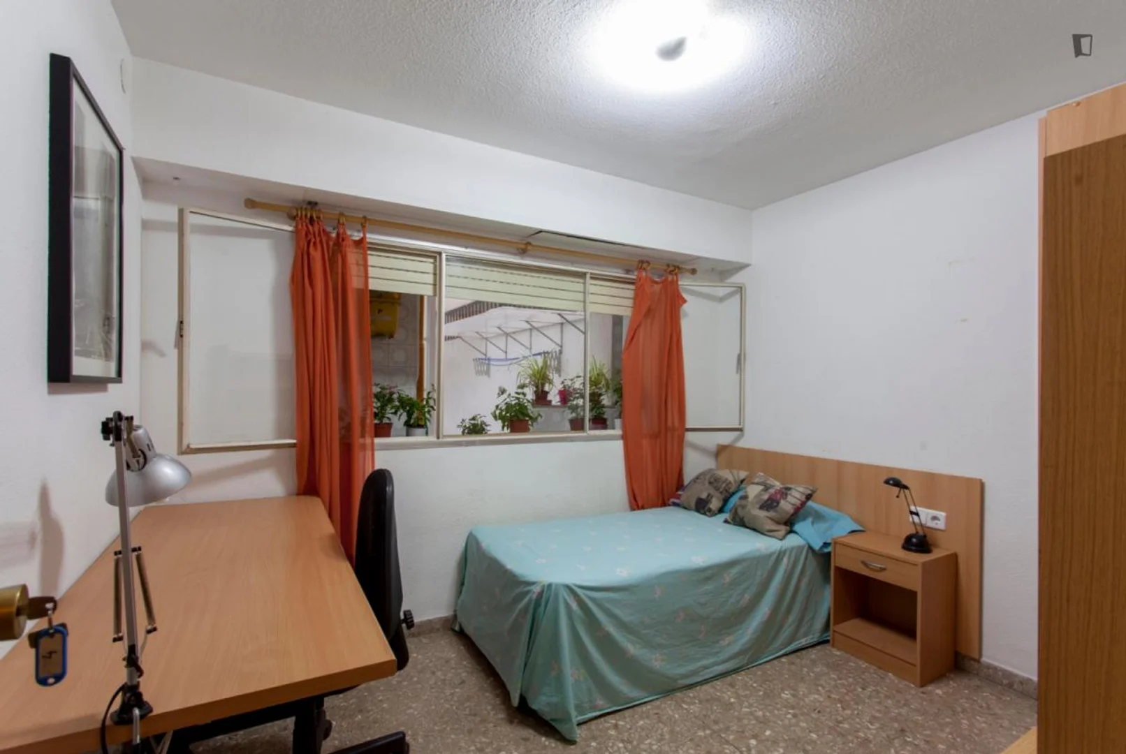 Habitación estudiantil funcional perfecta para estudiar en 
