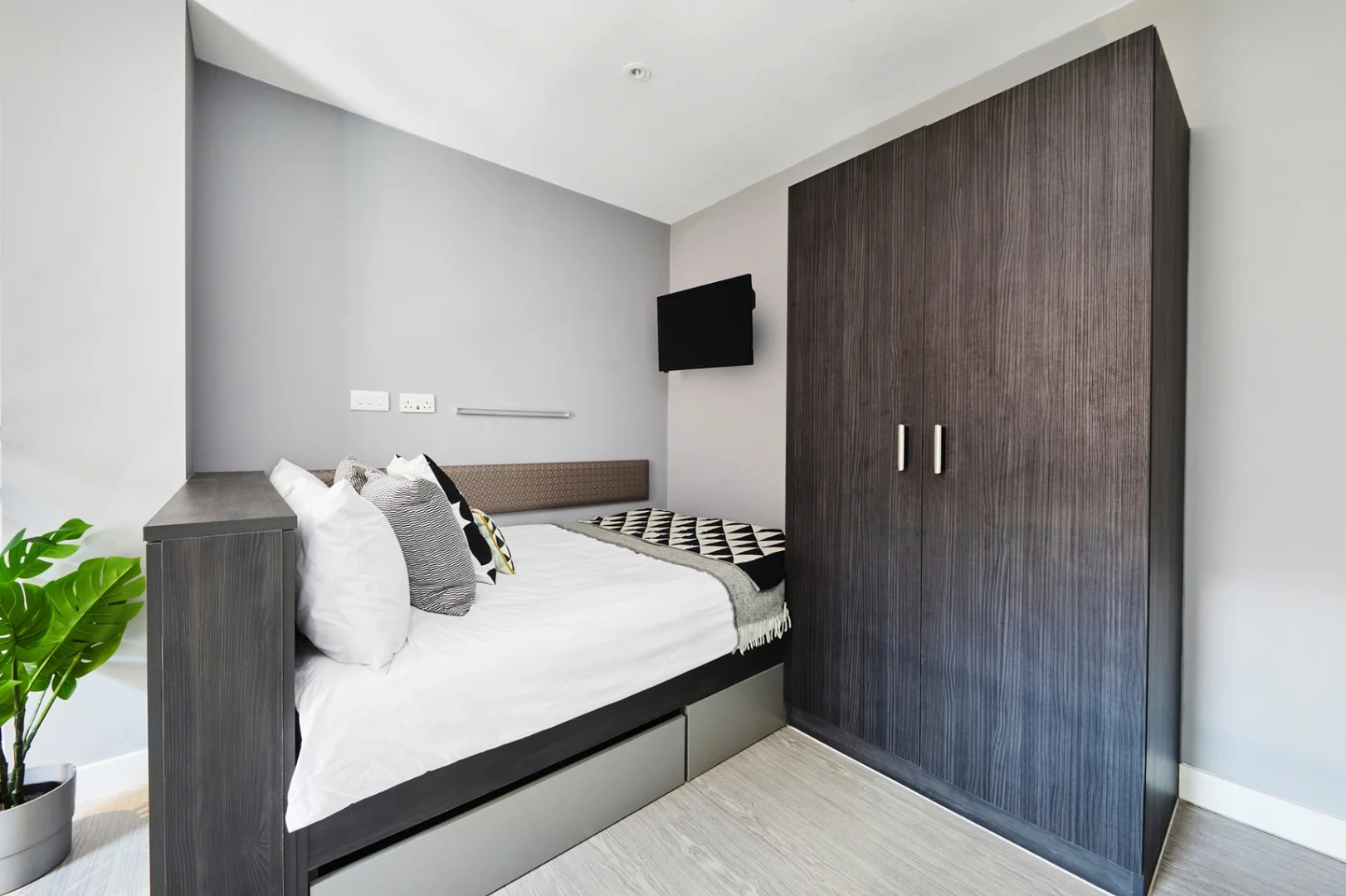 Habitación estudiantil luminosa y aireada con fácil acceso a la universidad en 