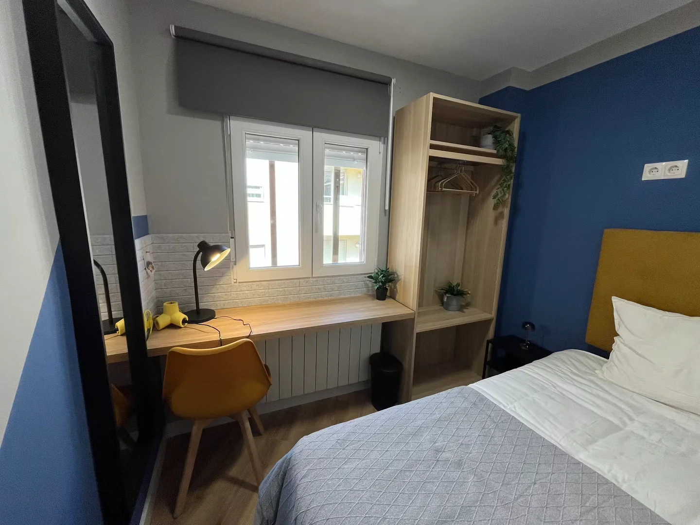 Chambre d'étudiant à  avec espace d'étude et installations communes