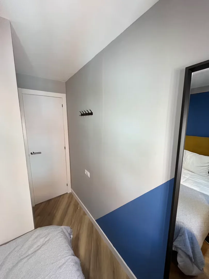 Chambre abordable pour les étudiants avec un bon éclairage dans 