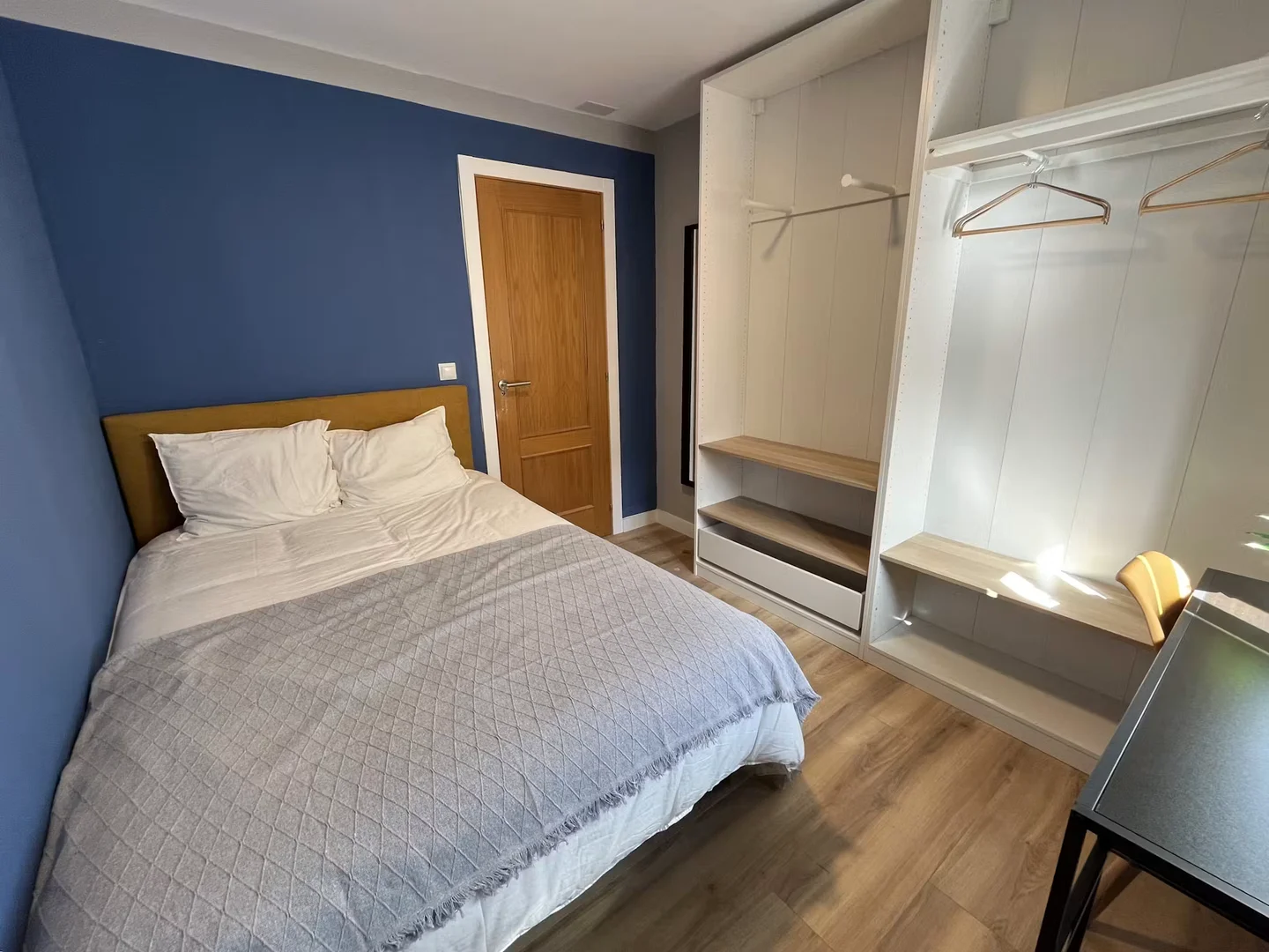 Chambre abordable pour les étudiants avec un bon éclairage dans 
