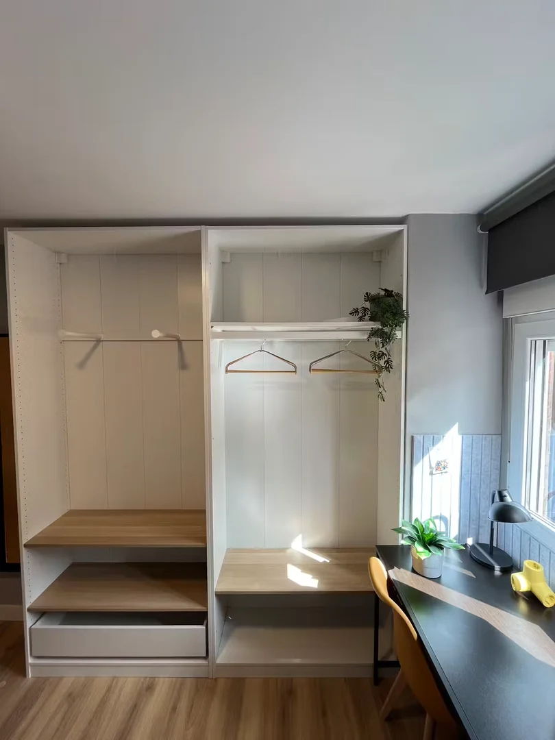 Chambre confortable pour étudiants disponible dans 