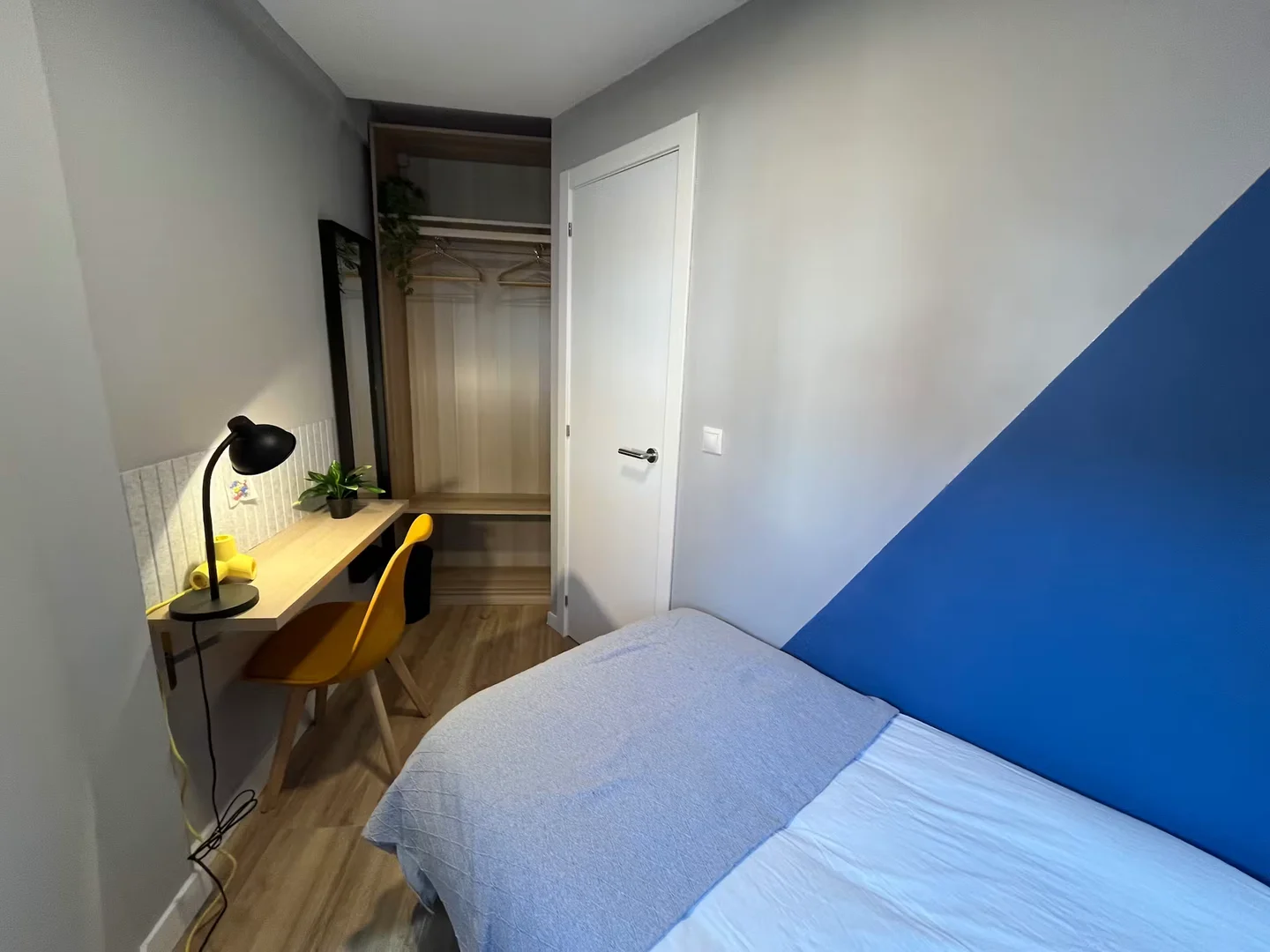 Chambre confortable pour étudiants disponible dans 