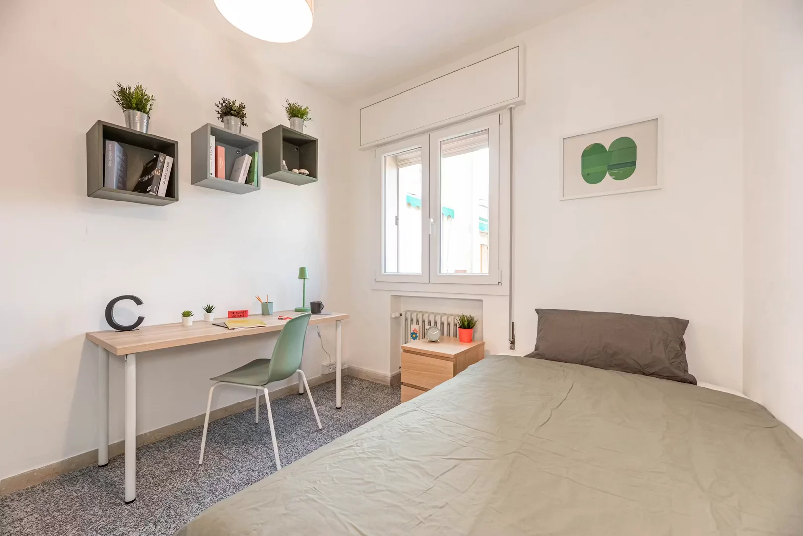 Economical student room with convenient location in