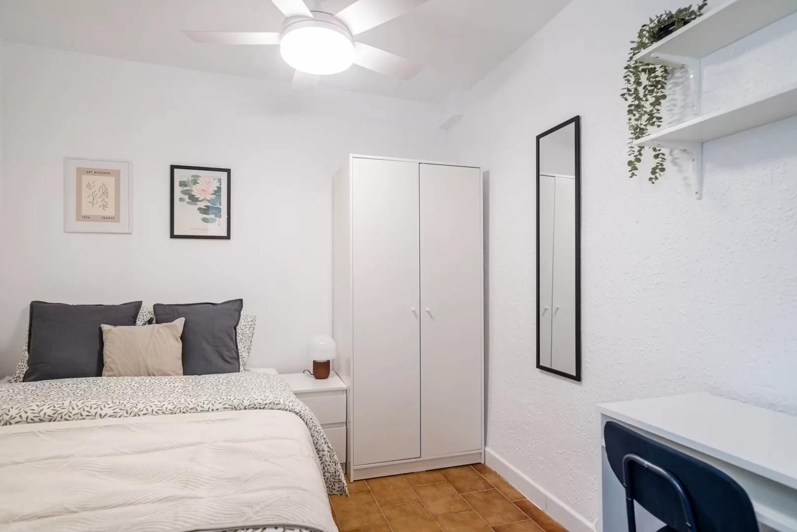 Habitación asequible para estudiantes con buena iluminación en