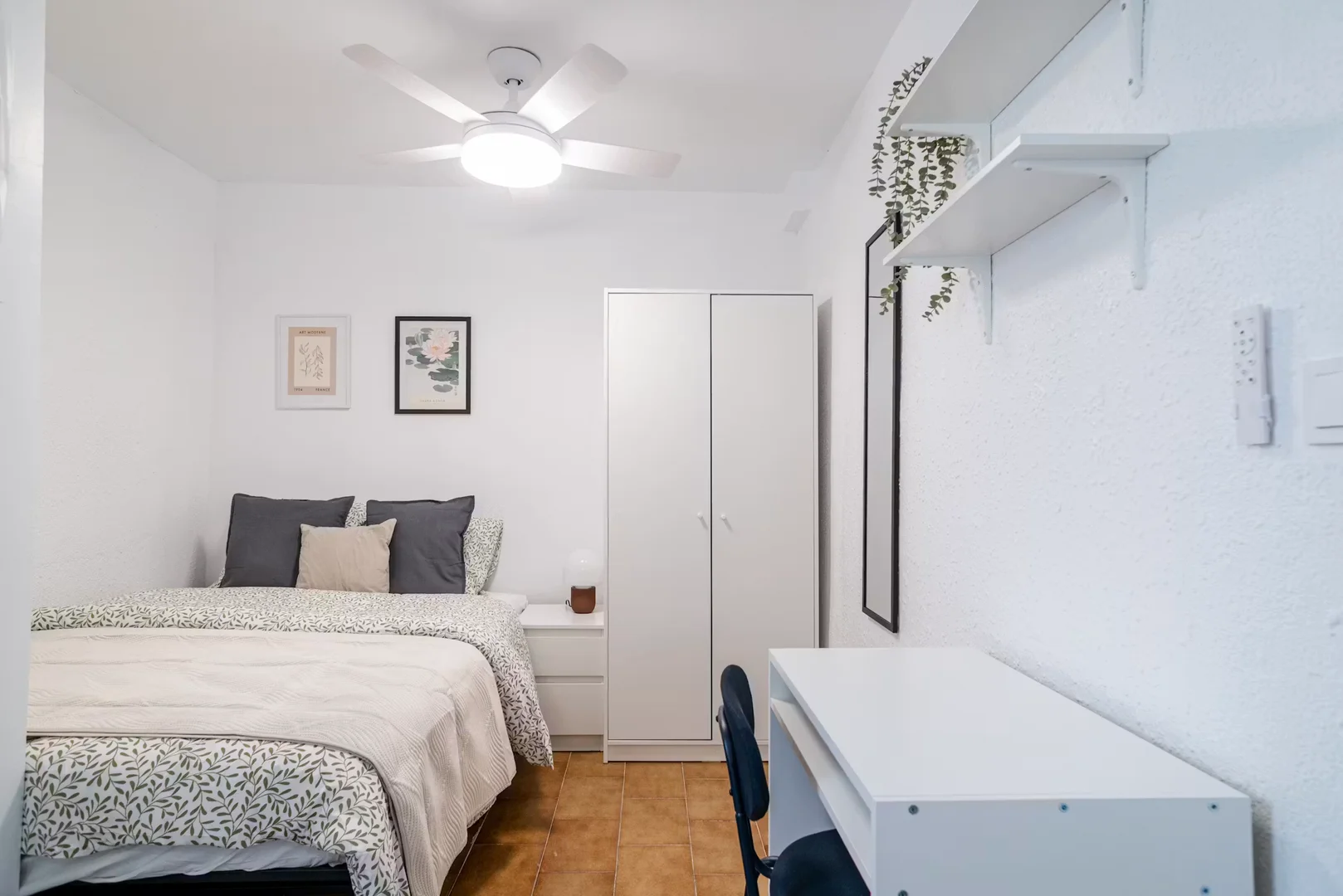 Habitación asequible para estudiantes con buena iluminación en