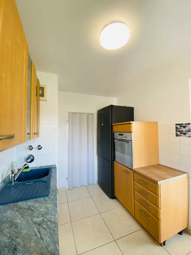 Habitación estudiantil económica cerca del campus en 