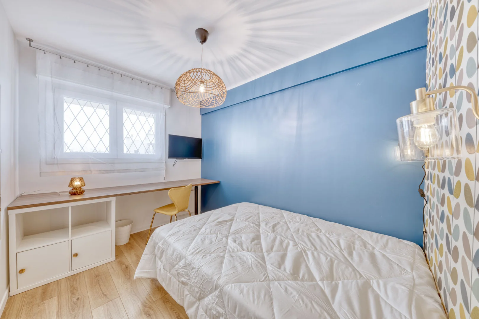 Chambre abordable pour les étudiants avec un bon éclairage dans 