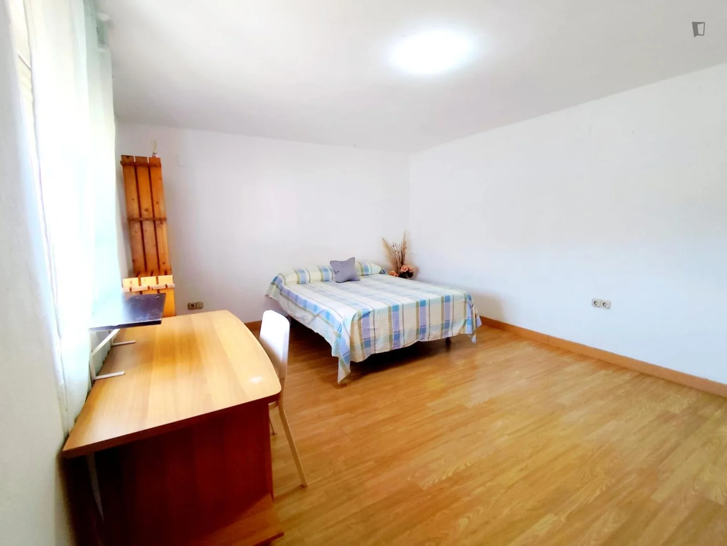 Quarto de estudante luminoso e arejado com acesso fácil à universidade em 