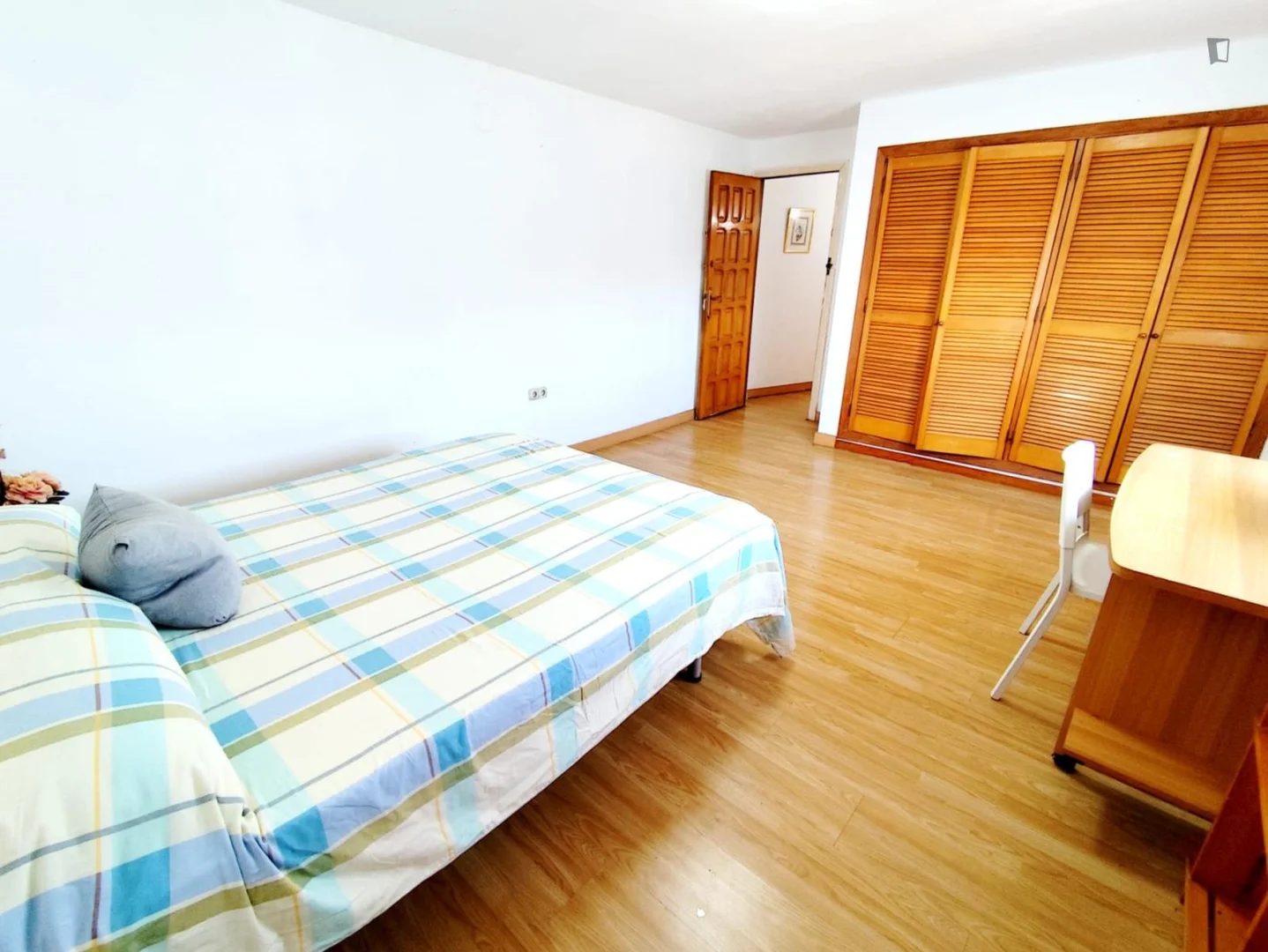Quarto de estudante confortável e espaçoso em 