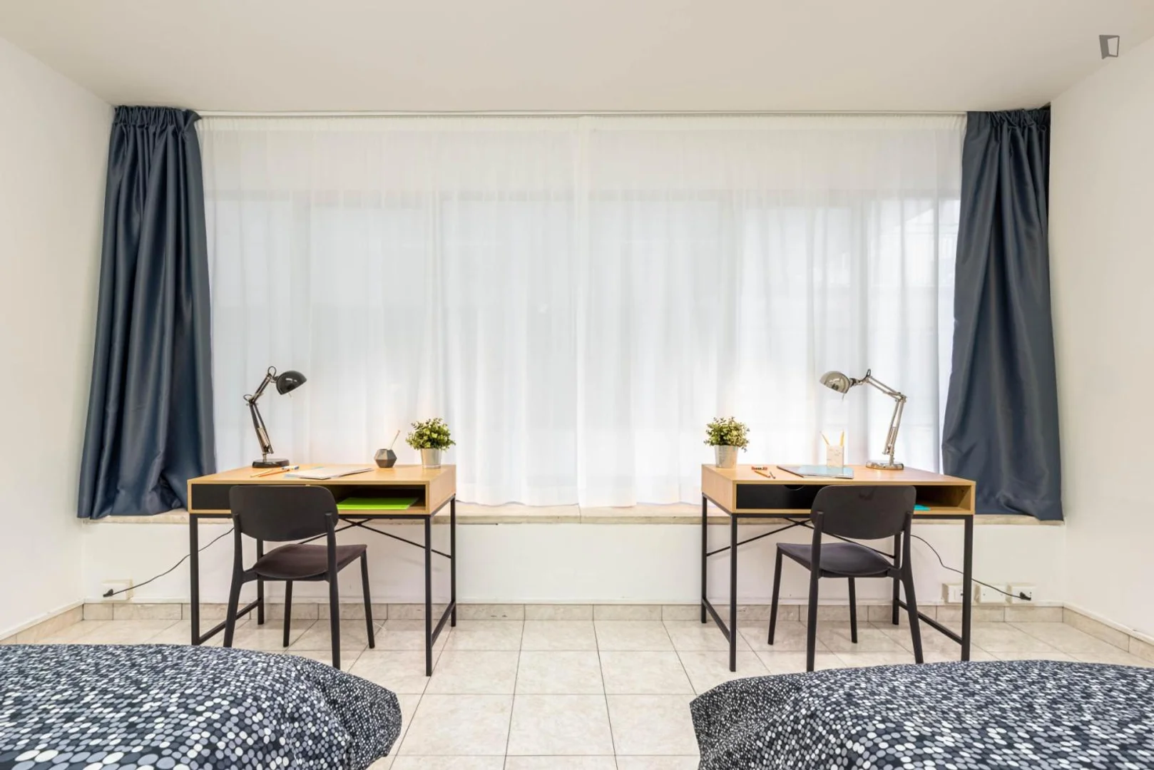 Quarto de estudante confortável e espaçoso em 