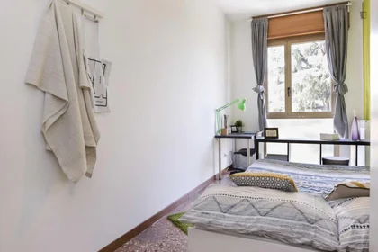 Chambre privée à Viale Giovanni Vicini, image 1 de 10