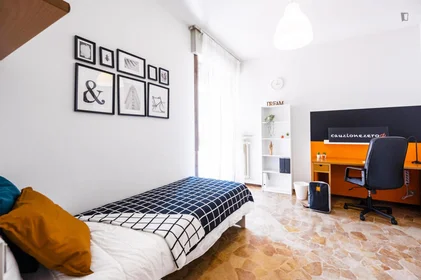 Stanza privata in Via Gianforte Suardi, immagine 1 di 14