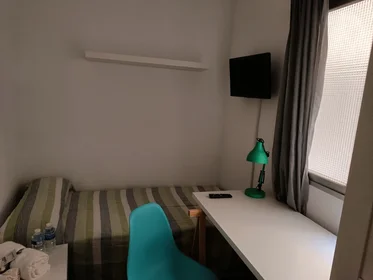 Chambre privée à Calle Quesada 17, image 2 de 14