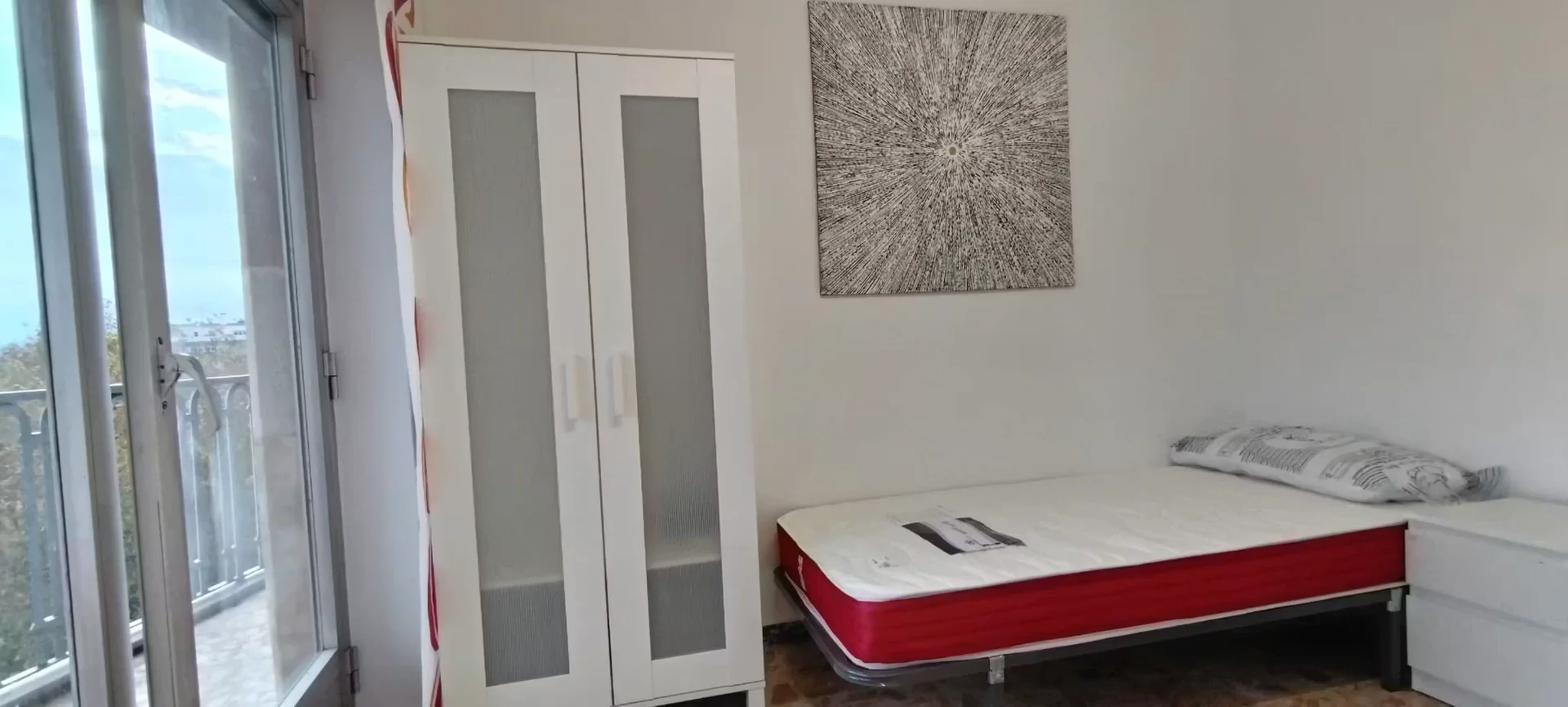 Studentenzimmer in  mit Arbeitsbereich und Gemeinschaftseinrichtungen