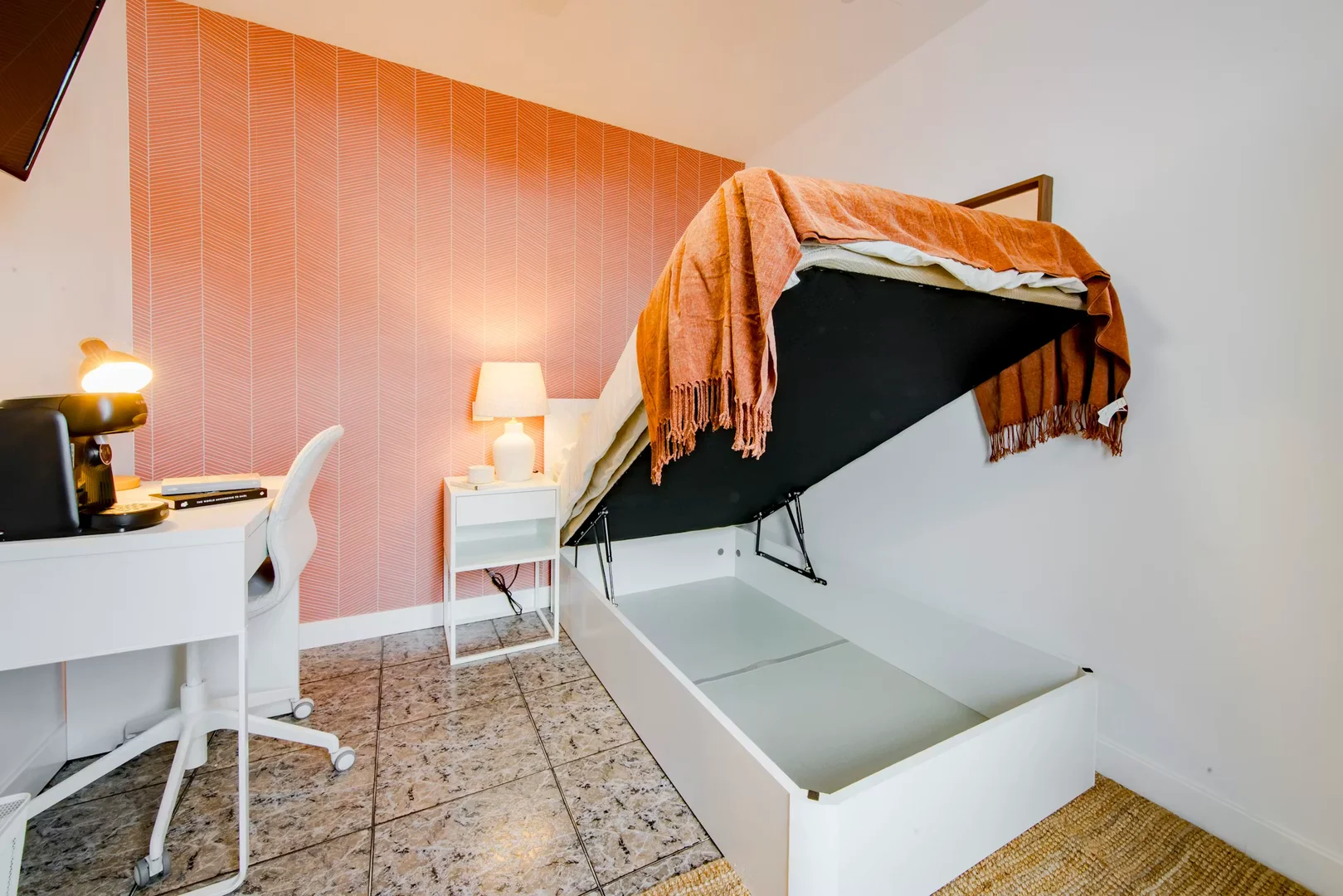 Habitación estudiantil funcional perfecta para estudiar en 