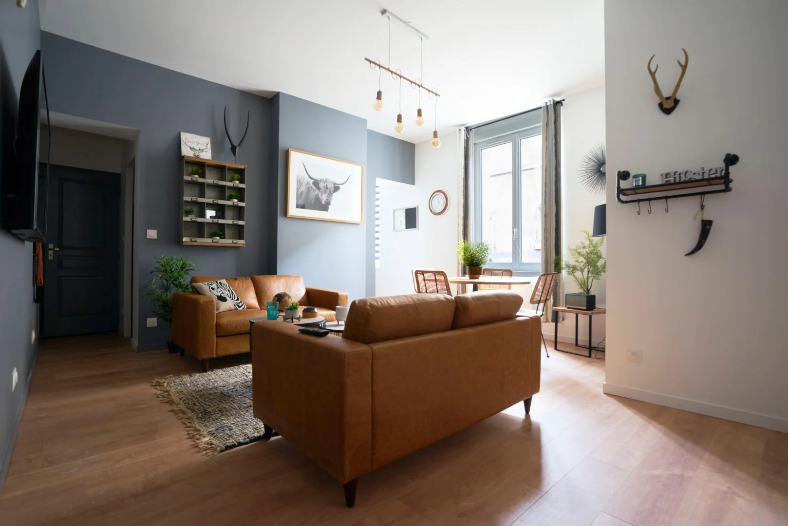 Quarto acessível para estudantes com iluminação ampla em 