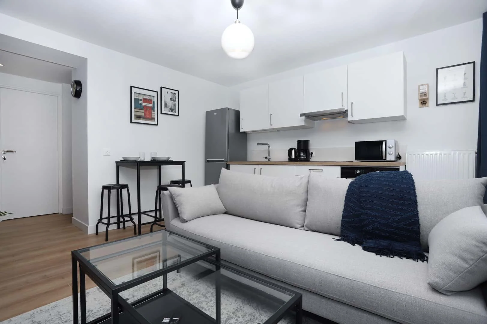 Quarto de estudante luminoso e arejado com acesso fácil à universidade em 