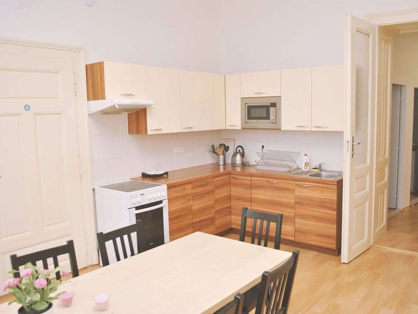 Habitación estudiantil funcional perfecta para estudiar en 