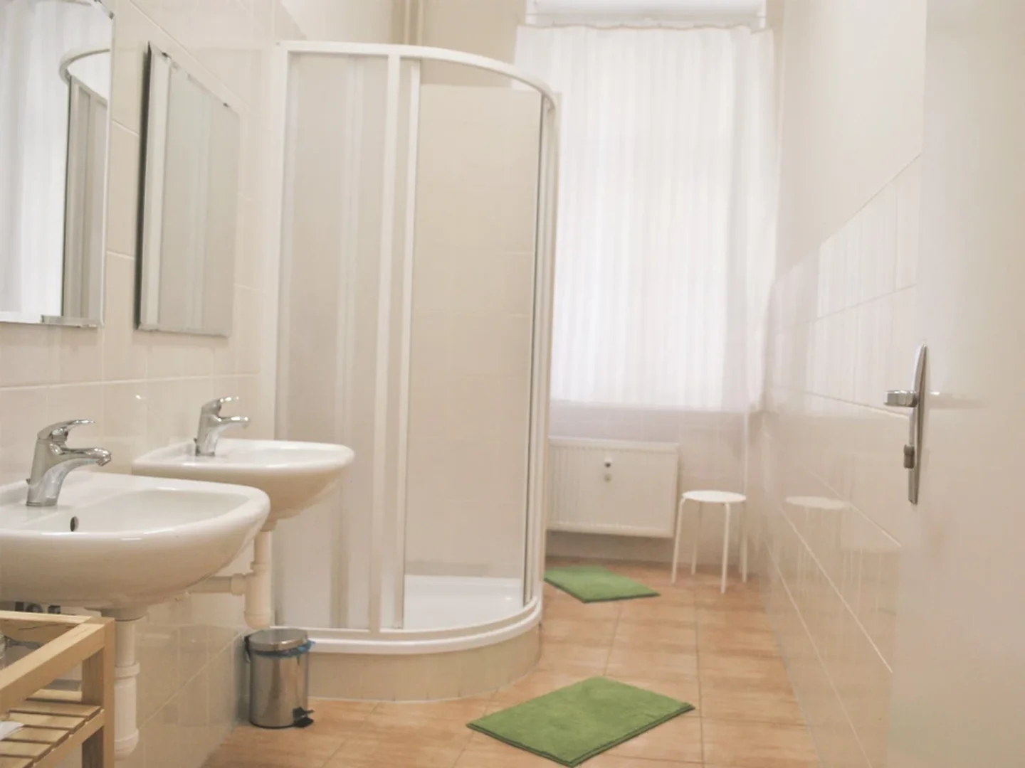 Habitación estudiantil luminosa y aireada con fácil acceso a la universidad en 
