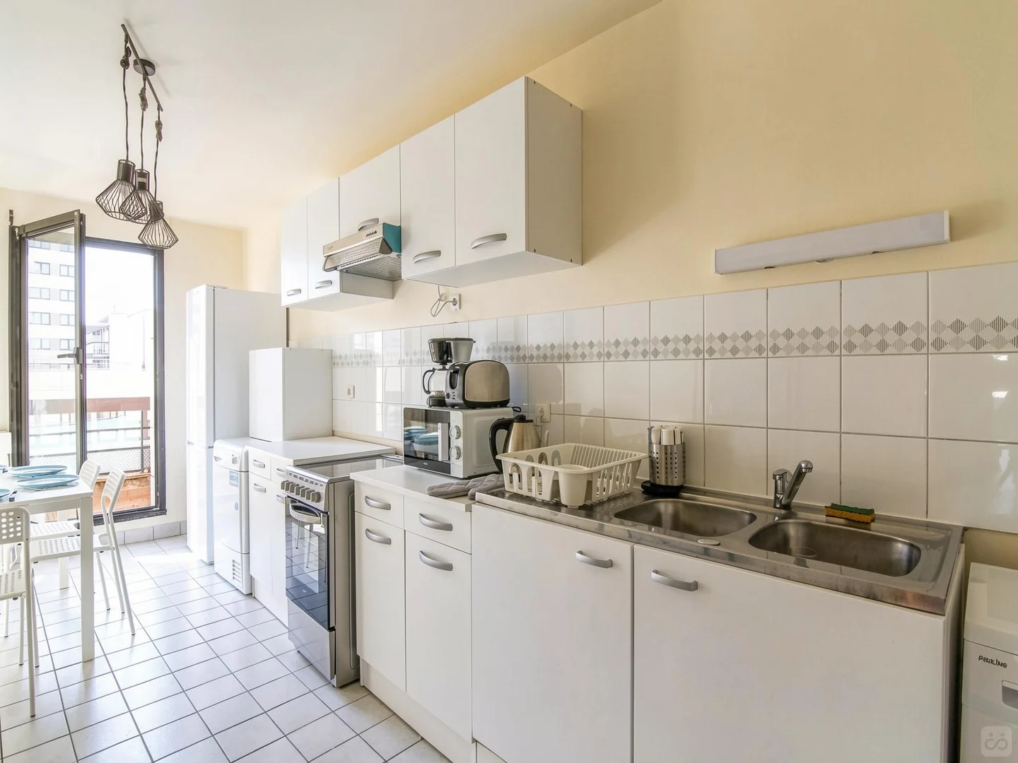 Habitación estudiantil amplia y cómoda en
