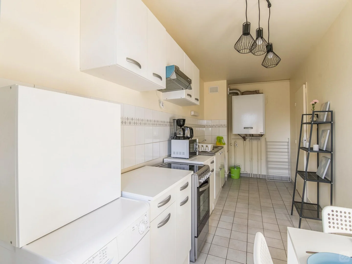 Habitación estudiantil luminosa y aireada con fácil acceso a la universidad en
