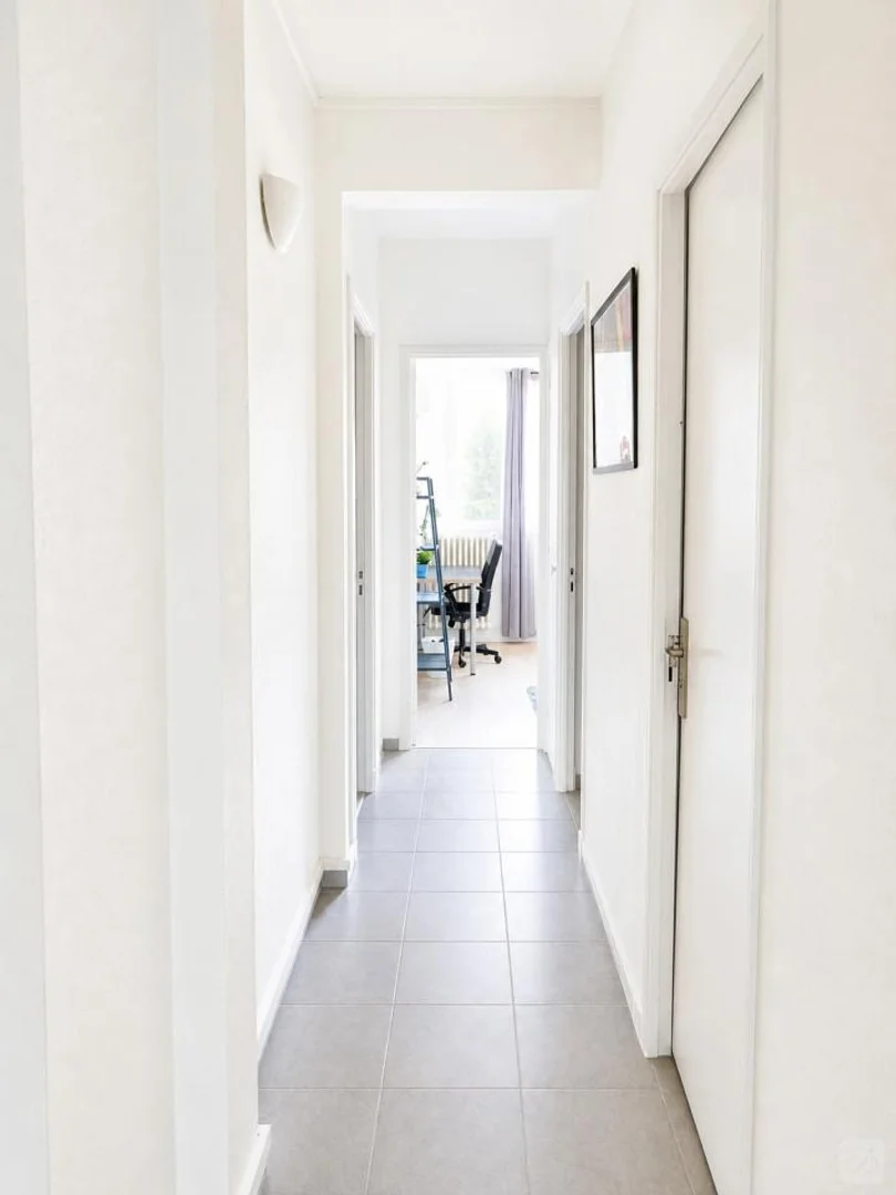 Quarto de estudante luminoso e arejado com acesso fácil à universidade em 