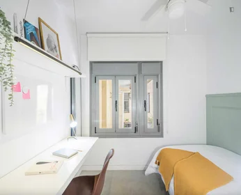 Privatzimmer im Wohnheim in der Calle de San Lorenzo, bild 1 von 26
