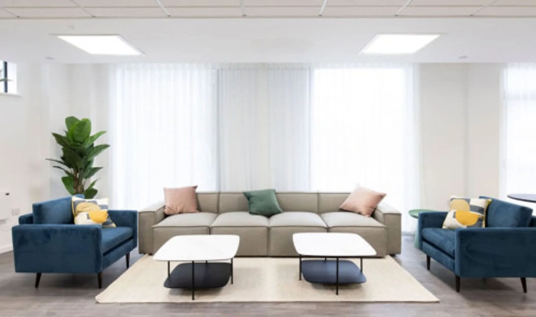 Habitación estudiantil funcional perfecta para estudiar en 