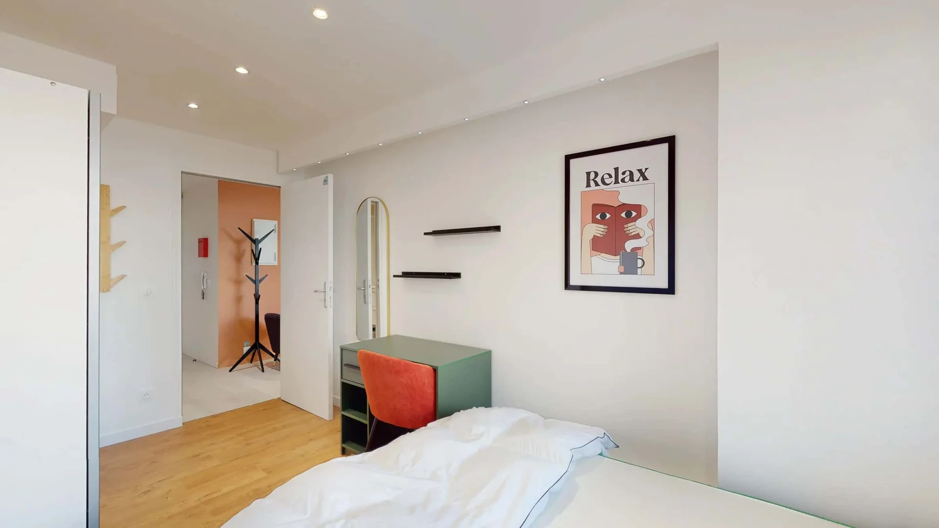Habitación estudiantil funcional perfecta para estudiar en 